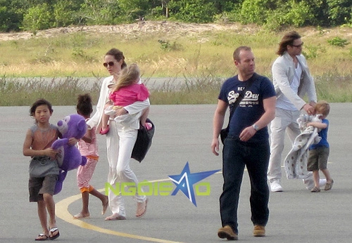 Với mục đích đi nghỉ mát nên nhà Jolie - Pitt ăn mặc rất giản dị, chứ không lộng lẫy như khi xuất hiện tại các sự kiện lớn. Với mục đích đi nghỉ mát nên nhà Jolie - Pitt ăn mặc rất giản dị, chứ không lộng lẫy như khi xuất hiện tại các sự kiện lớn.