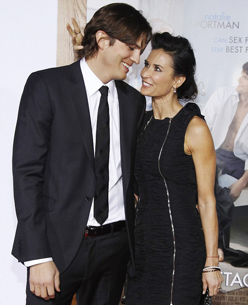 Demi đã đệ đơn ly dị Ashton Kutcher. Demi đã đệ đơn ly dị Ashton Kutcher.