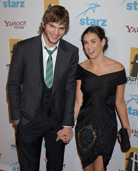 Demi và Ashton tay trong tay tham dự Hollywood Awards 2006. Demi và Ashton tay trong tay tham dự Hollywood Awards 2006.