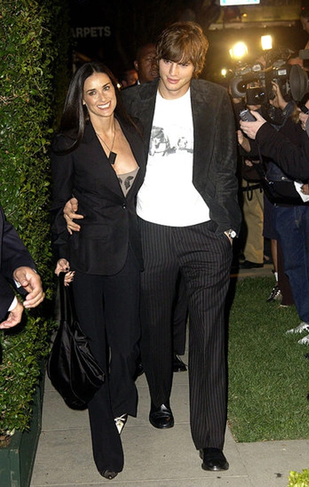 Mùa thu năm 2003, Ashton và Demi dự buổi khai trương cửa hàng của Stella McCartney. Mùa thu năm 2003, Ashton và Demi dự buổi khai trương cửa hàng của Stella McCartney.