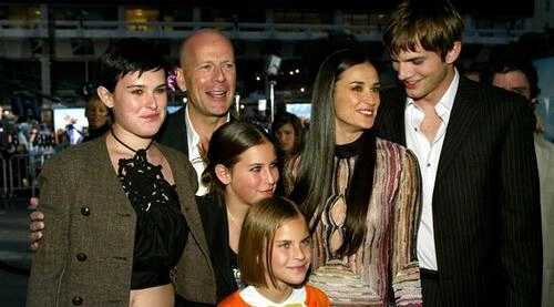 Demi và Ashton bắt đầu hẹn hò từ năm 2003. Khi đó, Demi đã ly dị tài tử Bruce Willis và có ba con riêng. Demi và Ashton bắt đầu hẹn hò từ năm 2003. Khi đó, Demi đã ly dị tài tử Bruce Willis và có ba con riêng.