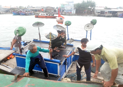 Mặt sông buổi sáng tỏa hơi sương lặng ngắt. Mặt sông buổi sáng tỏa hơi sương lặng ngắt.