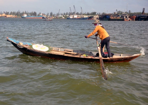 Vòng hoa được gửi từ xã Tam Quang vượt sông qua xã đảo Tam Hải, huyện Núi Thành viếng đám tang nạn nhân Võ Thị Thiện Thẩm chết đuối trong vụ chìm phà sáng nay. Vòng hoa được gửi từ xã Tam Quang vượt sông qua xã đảo Tam Hải, huyện Núi Thành viếng đám tang nạn nhân Võ Thị Thiện Thẩm chết đuối trong vụ chìm phà sáng nay.