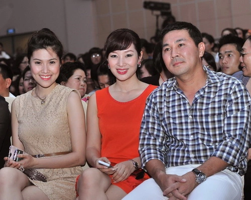 Vợ chồng Hoa khôi Thể thao Thu Hương ngồi cạnh siêu mẫu Thu Hằng. Vợ chồng Hoa khôi Thể thao Thu Hương ngồi cạnh siêu mẫu Thu Hằng.