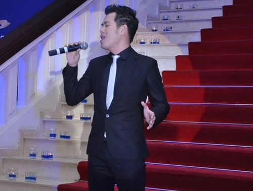Anh thể hiện những ca khúc quốc tế quen thuộc như You raise me up, Cry me a river... Anh thể hiện những ca khúc quốc tế quen thuộc như You raise me up, Cry me a river...