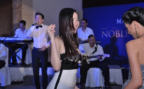 Các người đẹp Chung Thục Quyên, Trang Trần cũng không cưỡng được sức hút của âm nhạc và những bước nhảy. Các người đẹp Chung Thục Quyên, Trang Trần cũng không cưỡng được sức hút của âm nhạc và những bước nhảy.