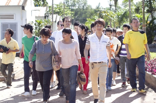 Ngay từ 6 giờ sáng, đoàn từ thiện Bồ câu trắng của Việt Trinh đã cùng nhau lên đường. Ngay từ 6 giờ sáng, đoàn từ thiện Bồ câu trắng của Việt Trinh đã cùng nhau lên đường.