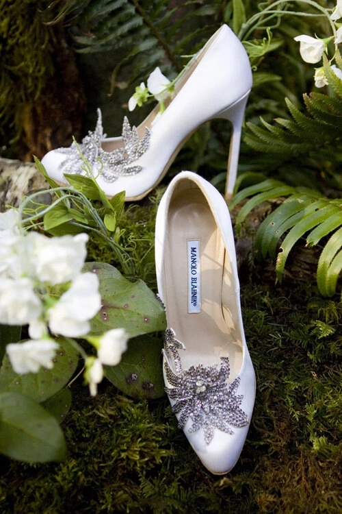 Giày cưới hiệu Manolo Blahnik của Bella được đính kim cương. Giày cưới hiệu Manolo Blahnik của Bella được đính kim cương.