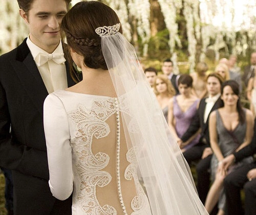 Lấy cảm hứng từ chiếc váy cưới mà Pippa Middleton mặc trong đám cưới của Kate và hoàng tử William, nhà thiết kế Carolina Herrera đính 152 cúc tuyệt đẹp vào phía lưng váy, tạo thành một đường mềm mại kéo dài đến chân váy. Lấy cảm hứng từ chiếc váy cưới mà Pippa Middleton mặc trong đám cưới của Kate và hoàng tử William, nhà thiết kế Carolina Herrera đính 152 cúc tuyệt đẹp vào phía lưng váy, tạo thành một đường mềm mại kéo dài đến chân váy.