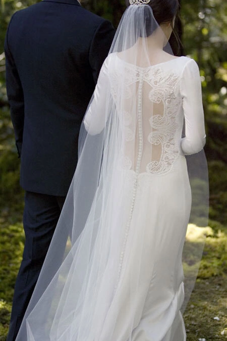 Hãng Alfred Angelo chế tác lại chiếc váy giống hệt của Bella và giao bán trên thị trường với giá 799 USD. Hãng Alfred Angelo chế tác lại chiếc váy giống hệt của Bella và giao bán trên thị trường với giá 799 USD.