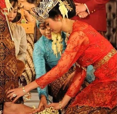 Cô dâu Indonesia trong trang phục cưới đỏ rực. Cô dâu Indonesia trong trang phục cưới đỏ rực.
