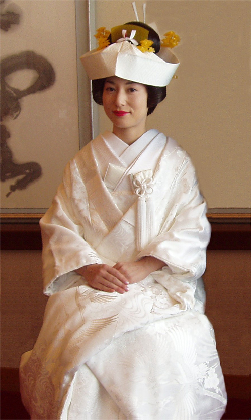 Màu trắng cũng được các cô dâu Nhật lựa chọn cho chiếc áo kimono truyền thống trong ngày cưới. Màu trắng cũng được các cô dâu Nhật lựa chọn cho chiếc áo kimono truyền thống trong ngày cưới.