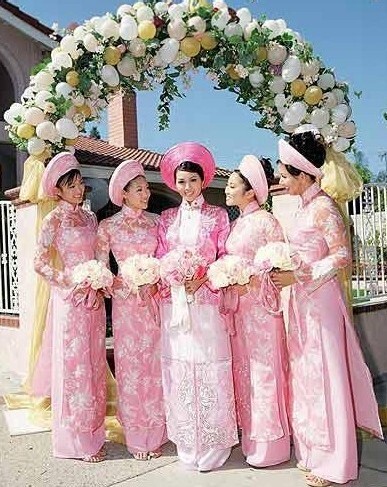 Cô dâu Việt Nam duyên dáng trong tà áo dài. Cô dâu Việt Nam duyên dáng trong tà áo dài.