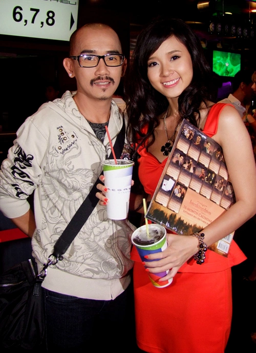 Hot girl Midu và diễn viên Minh Thuận cùng diễn xuất trong phim cổ trang 'Thiên mệnh anh hùng'. Hot girl Midu và diễn viên Minh Thuận cùng diễn xuất trong phim cổ trang 'Thiên mệnh anh hùng'.