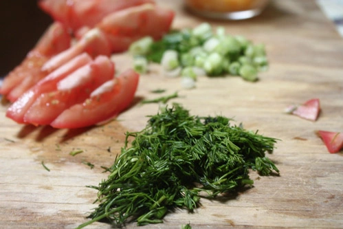 Thì là thái nhỏ, cà chua bổ múi cau.