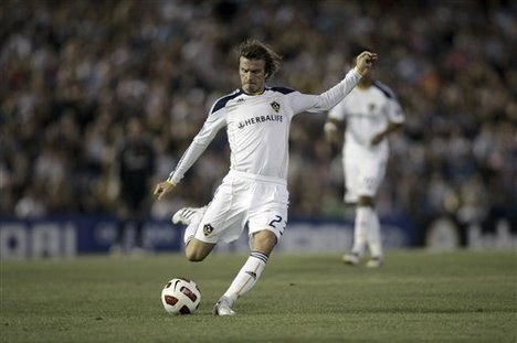 Beckham thể hiện tài sút phạt trong màu áo LA Galaxy.