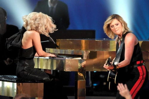 Cô biểu diễn bên cạnh Jennifer Nettles. Cô biểu diễn bên cạnh Jennifer Nettles.