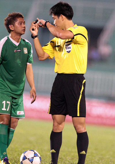 Trận đầu tiên ông Kim bắt ở Navibank Cup khi chủ nhà Navibank Sài Gòn gặp Geylang United tối qua. Trận đầu tiên ông Kim bắt ở Navibank Cup khi chủ nhà Navibank Sài Gòn gặp Geylang United tối qua.