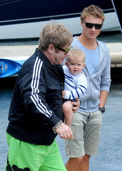 Thời điểm Elton John thông báo có con, nhiều người băn khoăn không biết Zachary là con của Elton hay David Furnish. Nhưng càng lớn, Zachary càng mang nhiều nét của Elton John, từ mái tóc màu nâu nhạt, chiếc mũi đến đôi mắt màu nâu. Thời điểm Elton John thông báo có con, nhiều người băn khoăn không biết Zachary là con của Elton hay David Furnish. Nhưng càng lớn, Zachary càng mang nhiều nét của Elton John, từ mái tóc màu nâu nhạt, chiếc mũi đến đôi mắt màu nâu.