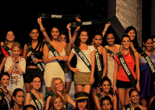 Phan Thị Mơ chụp ảnh cùng các người đẹp Miss Earth. Phan Thị Mơ chụp ảnh cùng các người đẹp Miss Earth.