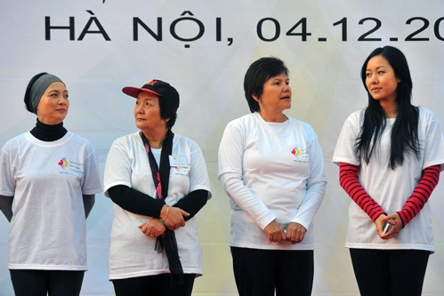 Các khách mời danh dự NSND Lê Khanh và Hoa hậu quốc tế người Việt Ngô Phương Lan ra mắt tại cuộc chạy.