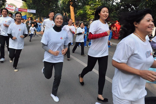 Hai ngôi sao d đầu đoàn chạy.