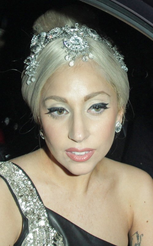 Lady Gaga ăn mặc điệu đà, đeo dây đính kim cương lên tóc và diện váy lệch vai khi đến nhận giải Trevor Hero. Lady Gaga ăn mặc điệu đà, đeo dây đính kim cương lên tóc và diện váy lệch vai khi đến nhận giải Trevor Hero.