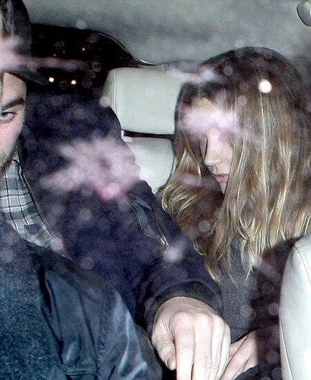 Hai người rời quán bar và về thẳng nhà của Robert Pattinson. Ảnh: Splash. Hai người rời quán bar và về thẳng nhà của Robert Pattinson. Ảnh: Splash.