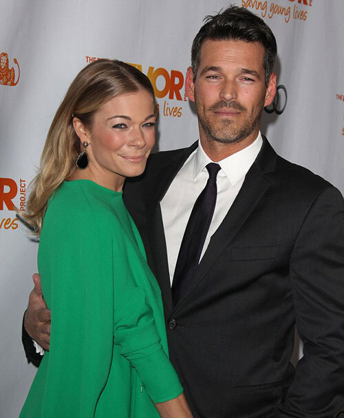 Vợ chồng Eddie Cibrian và ca sĩ nhạc đồng quê LeAnn Rimes tình cảm trên thảm đỏ. Vợ chồng Eddie Cibrian và ca sĩ nhạc đồng quê LeAnn Rimes tình cảm trên thảm đỏ.