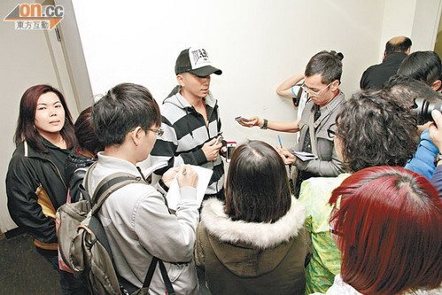 Ngô Trác Hy trong vòng vây báo giới hôm 7/12. Ảnh: QQ.