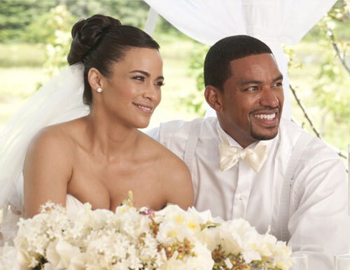 Paula Patton trong phim 'Jumping the Broom' duyên dáng với chiếc váy cưới hở vai. Paula Patton trong phim 'Jumping the Broom' duyên dáng với chiếc váy cưới hở vai.
