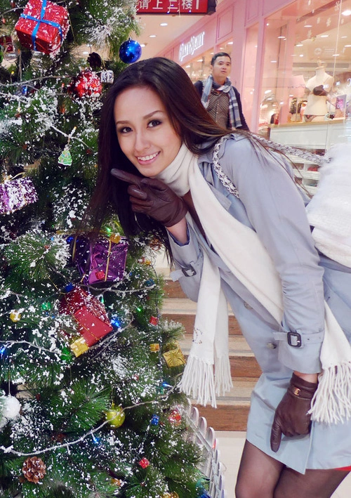 ... và tạo dáng xì tin bên cây thông Noel. ... và tạo dáng xì tin bên cây thông Noel.
