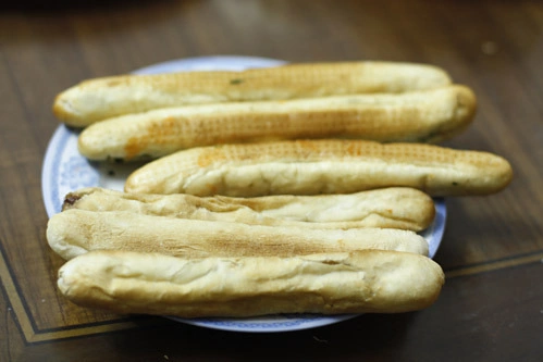 Bánh mì lấy từ Hải Phòng (gần) và bánh mì làm tại Hà Nội (xa).