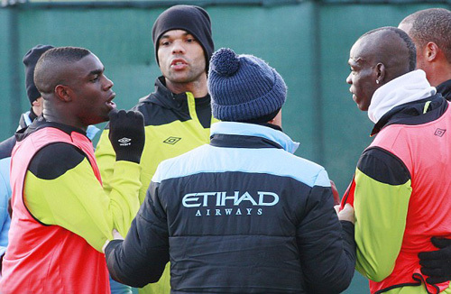 Balotelli và Richards lời qua tiếng lại trên sân tập hôm 15/12. Balotelli và Richards lời qua tiếng lại trên sân tập hôm 15/12.