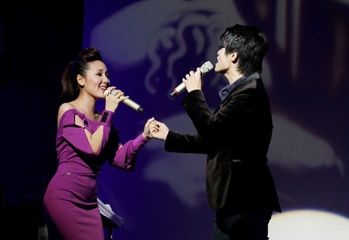 Trong đêm nhạc, Hà Anh Tuấn và Phương Linh lần lượt thể hiện 9 ca khúc trữ tình trong album, cặp đôi gây ấn tượng với khán giả với cách chọn bài hát phù hợp với chất giọng của cả hai. Trong đêm nhạc, Hà Anh Tuấn và Phương Linh lần lượt thể hiện 9 ca khúc trữ tình trong album, cặp đôi gây ấn tượng với khán giả với cách chọn bài hát phù hợp với chất giọng của cả hai.