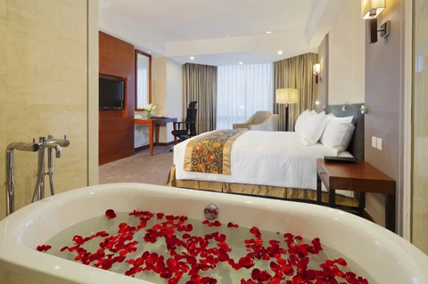 Phòng Deluxe - Khách sạn Crowne Plaza West Hanoi.