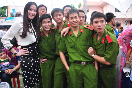 Người đẹp chụp ảnh cùng các chiến sĩ. Người đẹp chụp ảnh cùng các chiến sĩ.