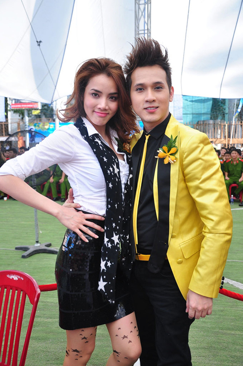 Trang Nhung ăn mặc rất sành điệu và tinh tế. Cô diện váy, đeo khăn choàng và tất in các họa tiết sao, thiên hà lấp lánh. Đây là xu hướng thời trang Thu Đông 2011. Trang Nhung cực kỳ nổi bật bên cạnh nam ca sĩ Nguyên Vũ. Trang Nhung ăn mặc rất sành điệu và tinh tế. Cô diện váy, đeo khăn choàng và tất in các họa tiết sao, thiên hà lấp lánh. Đây là xu hướng thời trang Thu Đông 2011. Trang Nhung cực kỳ nổi bật bên cạnh nam ca sĩ Nguyên Vũ.