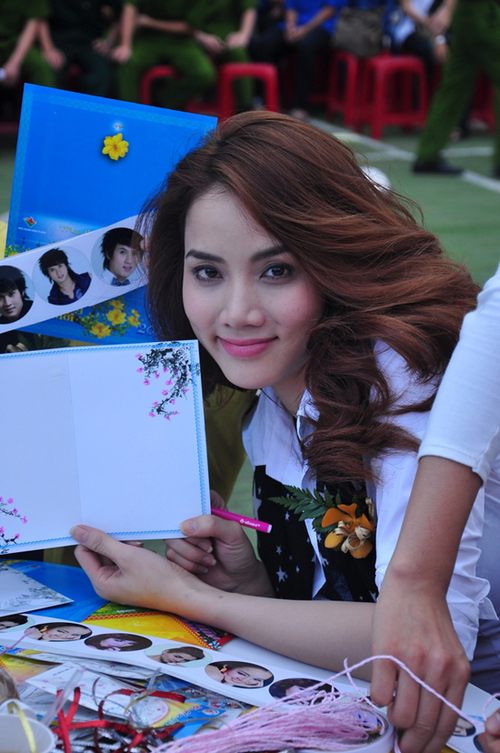 Trang Nhung xuất hiện tại buổi giao lưu với nhan sắc rạng rỡ. Người đẹp cùng các nghệ sĩ tự tay làm thiệp, dán ảnh của mình và viết lời chúc gửi đến các chiến sĩ hải đảo... Trang Nhung xuất hiện tại buổi giao lưu với nhan sắc rạng rỡ. Người đẹp cùng các nghệ sĩ tự tay làm thiệp, dán ảnh của mình và viết lời chúc gửi đến các chiến sĩ hải đảo...