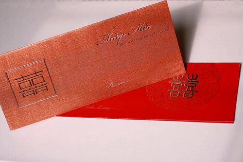Thiệp mời có nhiều màu, từ đỏ, hồng, cam, đồng, trắng... Thiệp mời có nhiều màu, từ đỏ, hồng, cam, đồng, trắng...