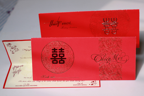 Thiệp truyền thống thường có hai lớp, mặt ngoài in chữ 'Hỷ', mặt trong in nội dung, địa chỉ, địa điểm đám cưới. Giá thành cho mỗi chiếc thiệp này từ 2.800 đồng tới 3.000 đồng. Thiệp truyền thống thường có hai lớp, mặt ngoài in chữ 'Hỷ', mặt trong in nội dung, địa chỉ, địa điểm đám cưới. Giá thành cho mỗi chiếc thiệp này từ 2.800 đồng tới 3.000 đồng.