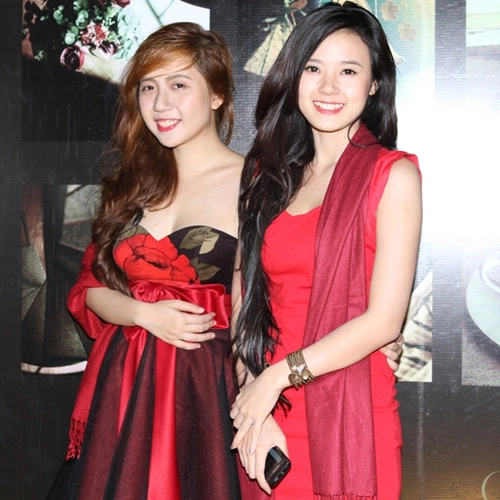 Hot girl Midu đến chúc mừng Anh Thư. Cả hai cô gái cùng từng đoạt giải cao nhất của cuộc thi Hot Vteen. Hot girl Midu đến chúc mừng Anh Thư. Cả hai cô gái cùng từng đoạt giải cao nhất của cuộc thi Hot Vteen.