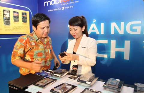 Nghệ sĩ Chí Trung cho biết chiếc điện thoại Blackberry cùng gói cước của MobiFone đã giúp anh xử lý công việc nhanh chóng hơn.