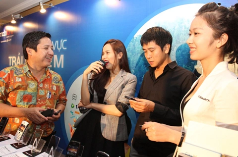 Nhạc sĩ Hồ Hoài Anh và vợ (ca sĩ Lưu Hương Giang) khám phá những tiện ích của dịch vụ BlackBerry cùng với nghệ sĩ Chí Trung tại gian hàng thử nghiệm dịch vụ của MobiFone.