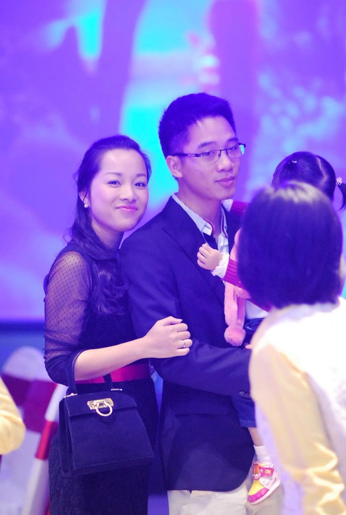 Kết hôn đã được 2 năm nhưng hiếm khi diễn viên Minh Hương khoe chồng trên mặt báo. Tối 20/12, cô bất ngờ sánh đôi ông xã đến dự khai trương một nhà hàng hải sản tại trung tâm thương mại Savico Megamall (Hà Nội). Kết hôn đã được 2 năm nhưng hiếm khi diễn viên Minh Hương khoe chồng trên mặt báo. Tối 20/12, cô bất ngờ sánh đôi ông xã đến dự khai trương một nhà hàng hải sản tại trung tâm thương mại Savico Megamall (Hà Nội).