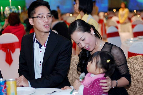 Hạnh phúc trong cuộc sống gia đình nên diễn viên "Nhật ký Vàng Anh" cũng ít tham gia đóng phim. Cô dành trọn thời gian chăm sóc cho con gái và vun vén Hạnh phúc trong cuộc sống gia đình nên diễn viên "Nhật ký Vàng Anh" cũng ít tham gia đóng phim. Cô dành trọn thời gian chăm sóc cho con gái và vun vén