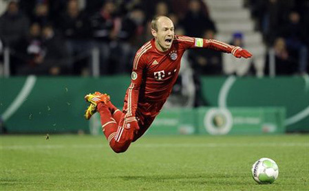 Robben đóng kịch nhằm kiếm penalty trong trận gặp Bochum. Ảnh: 101GG. Robben đóng kịch nhằm kiếm penalty trong trận gặp Bochum. Ảnh: 101GG.