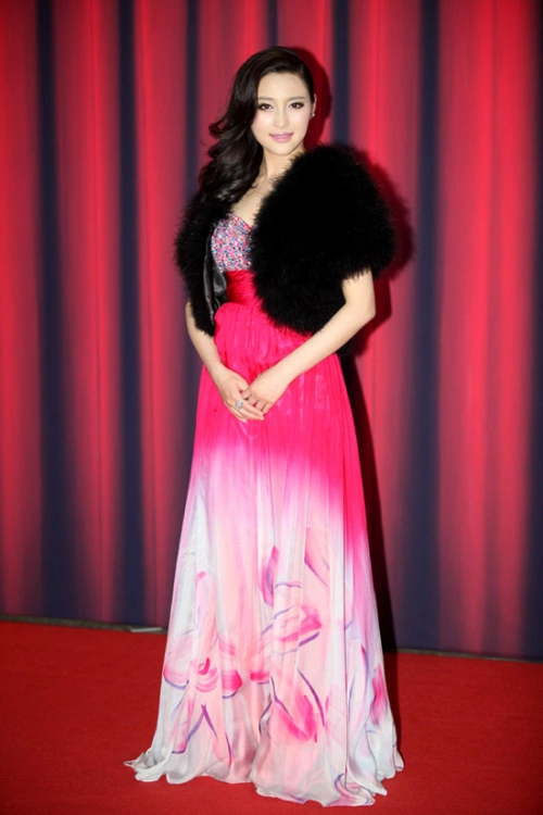 Người đẹp Can Đình Đình.