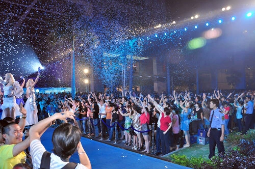Đêm Blue Xmas được phủ ánh sáng xanh huyền ảo, lung linh, tỏa ra từ mô hình cây thông noel cao 20m cùng những màn trình diễn âm thanh,ánh sáng laser hoành tráng. Đêm Blue Xmas được phủ ánh sáng xanh huyền ảo, lung linh, tỏa ra từ mô hình cây thông noel cao 20m cùng những màn trình diễn âm thanh,ánh sáng laser hoành tráng.