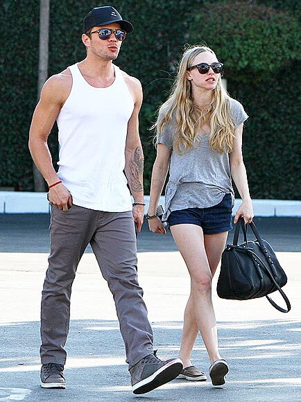 Năm 2010, Amanda Seyfried và Ryan Phillippe phải lòng nhau sau khi tham dự bữa tiệc Halloween do Kate Hudson tổ chức. Tuy nhiên, vào tháng 7 vừa qua cặp đôi chia tay và Amanda tiếp tục hẹn hò với Andrew Joblon. Năm 2010, Amanda Seyfried và Ryan Phillippe phải lòng nhau sau khi tham dự bữa tiệc Halloween do Kate Hudson tổ chức. Tuy nhiên, vào tháng 7 vừa qua cặp đôi chia tay và Amanda tiếp tục hẹn hò với Andrew Joblon.